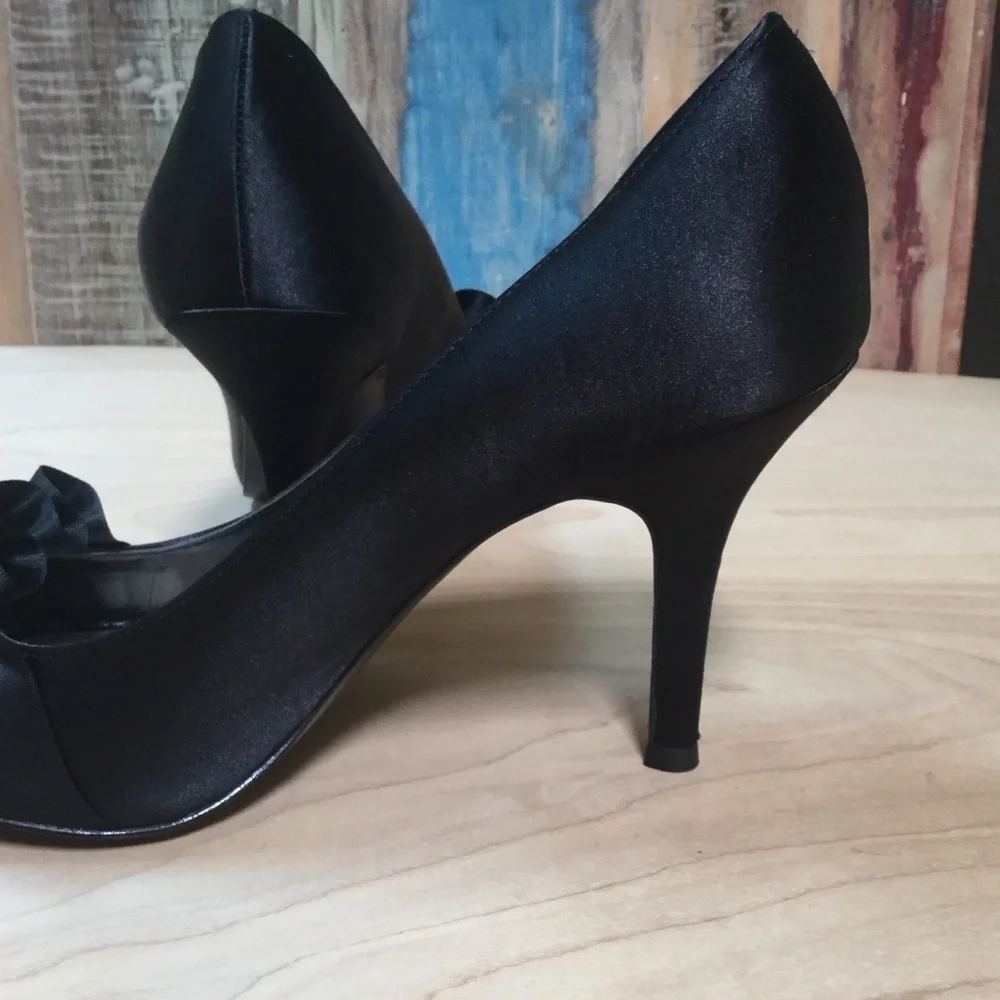 Tahari Sloan Womens Black Satin Peep Toe Ruffle High Heel Shoe Size 9.5